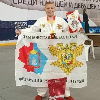 Денис Бородин с наградой и флагом Тамбовской области на Лиге победителей в Калуге