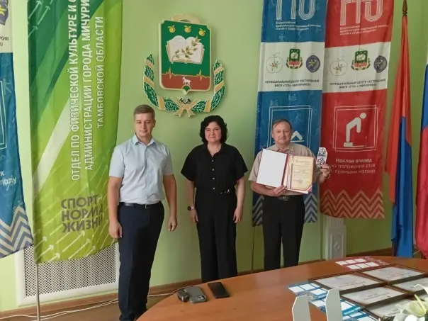 Вручение благодарности Владимиру Ступакову в Мичуринске